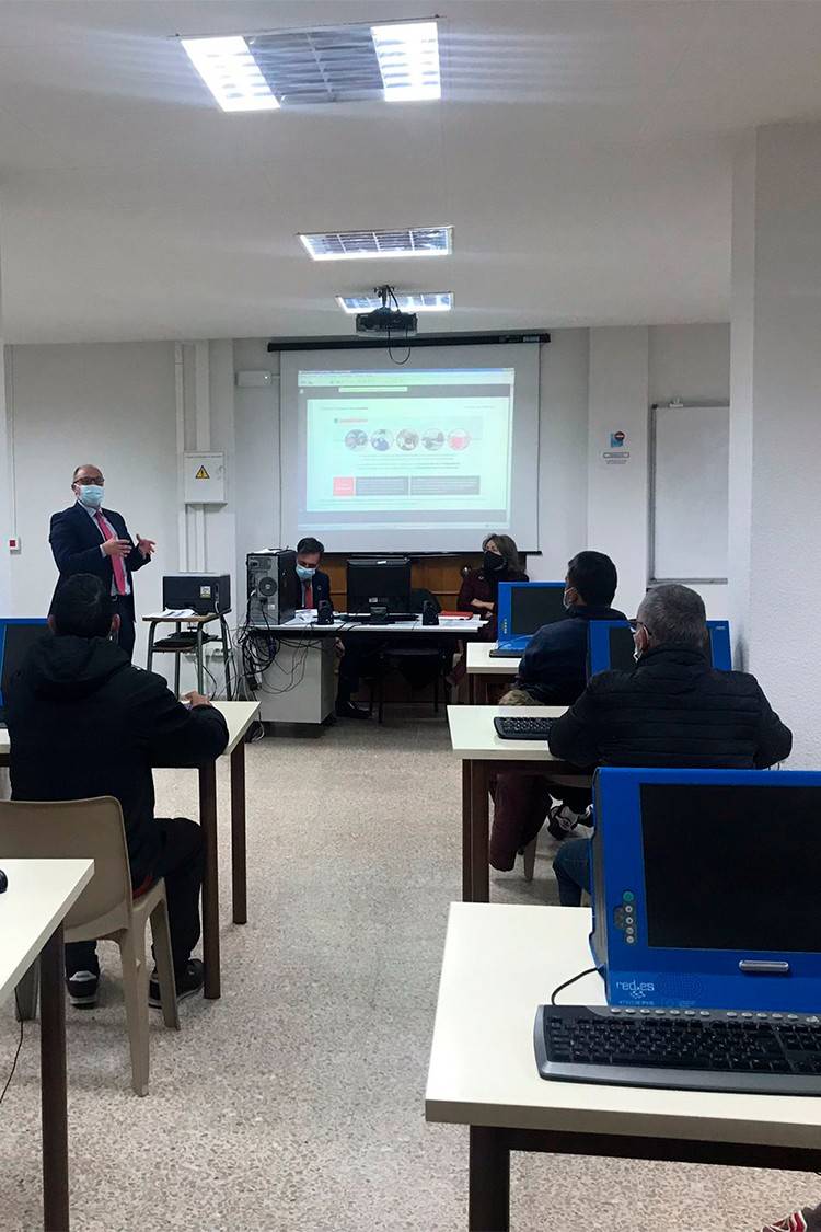 Santander volunteers hold a financial education workshop at Ocaña II prison